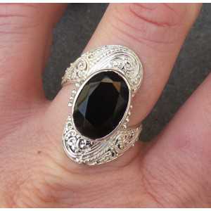 Zilveren ring gezet met ovale facet geslepen Onyx 18 mm 