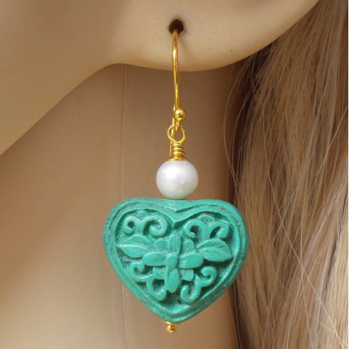 Vergulde oorbellen met hart van Cinnabar en zoetwater Parel 