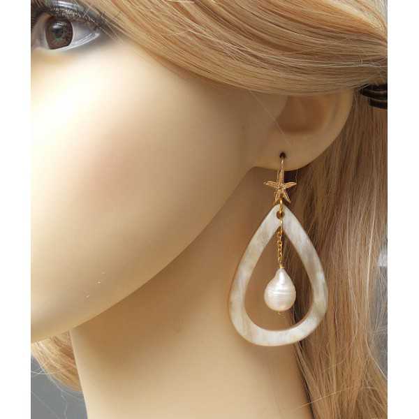 Vergoldete Ohrringe mit Büffelhorn und Keshi-Perle