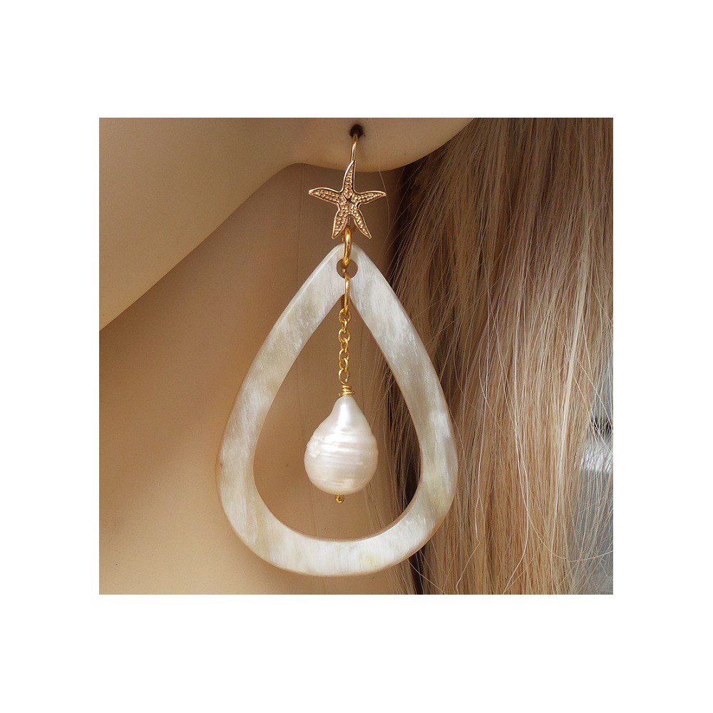 Gold plated earrings with buffalo horn and Keshi Pearl