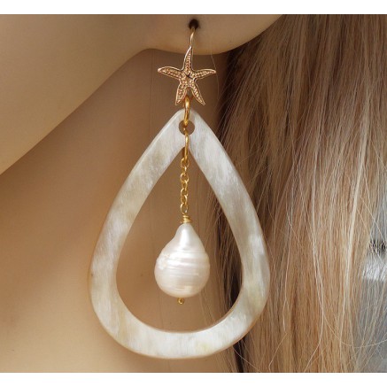 Vergulde oorbellen met Buffelhoorn en Keshi Parel