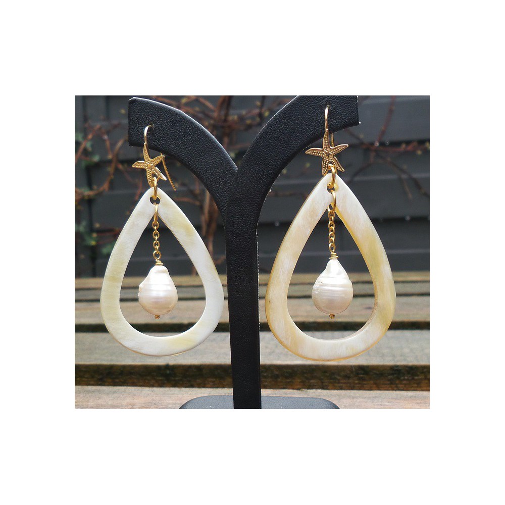 Vergulde oorbellen met Buffelhoorn en Keshi Parel