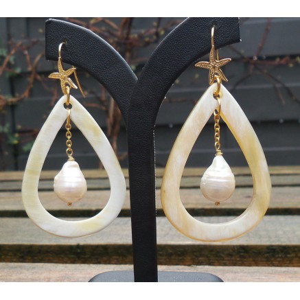 Vergulde oorbellen met Buffelhoorn en Keshi Parel