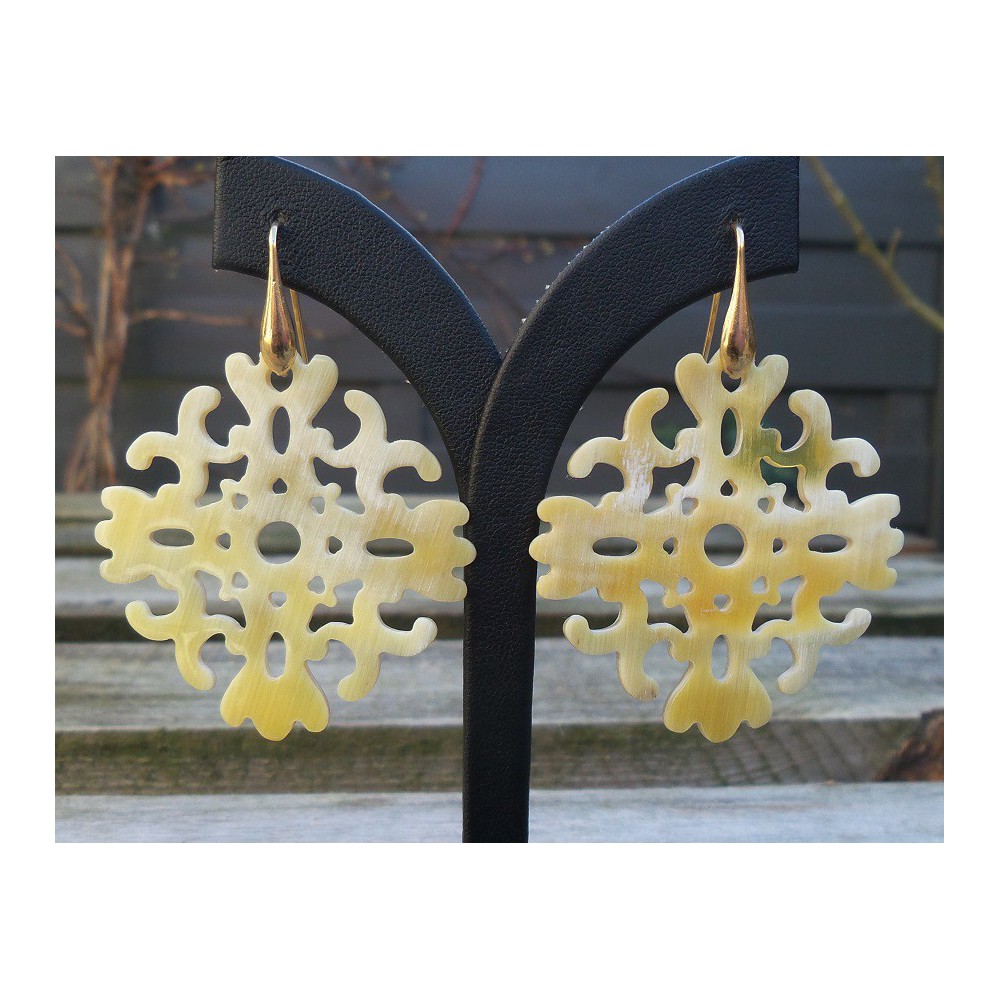 Vergulde oorbellen met wit uitgesneden Buffelhoorn