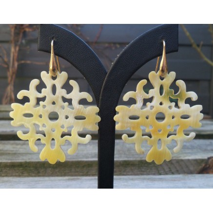 Vergulde oorbellen met wit uitgesneden Buffelhoorn