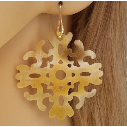 Vergulde oorbellen met wit uitgesneden Buffelhoorn