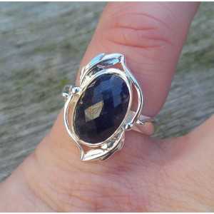 Zilveren ring met ovale facet Saffier maat 15.7 mm