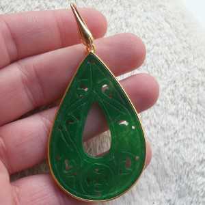 Vergulde oorbellen met grote uitgesneden groene Jade in omlijsting 