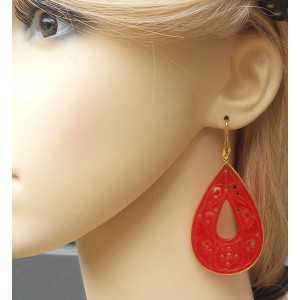 Vergulde oorbellen met grote uitgesneden rode Jade in omlijsting 