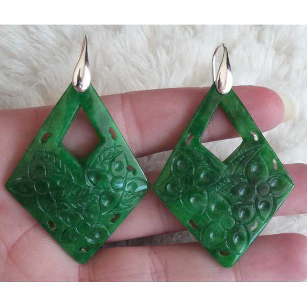 Oorbellen met uitgesneden groene Jade