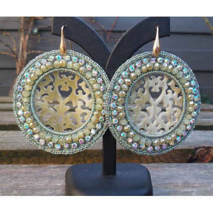 Vergulde oorbellen ronde hanger van zijdedraad, kristallen en Buffelhoorn 