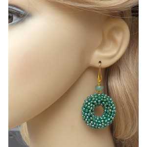 Vergulde oorbellen ring van metallic groene kristallen en Aventurijn