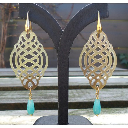 Vergulde oorbellen uitgesneden Buffelhoorn en blauwe  Jade 