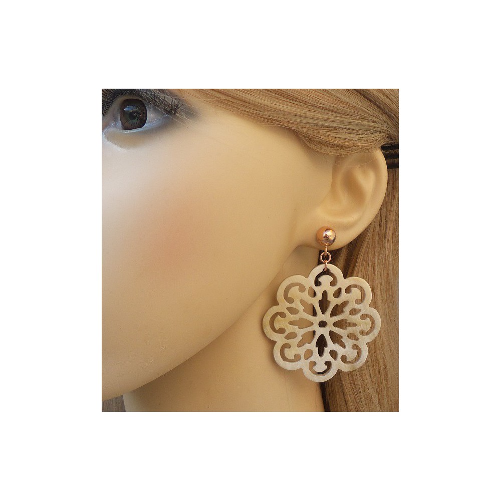 Rosé vergulde oorbellen met ronde uitgesneden Buffelhoorn