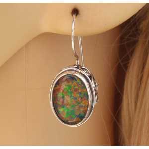 Zilveren oorbellen met Opaal gezet in bewerkte setting 