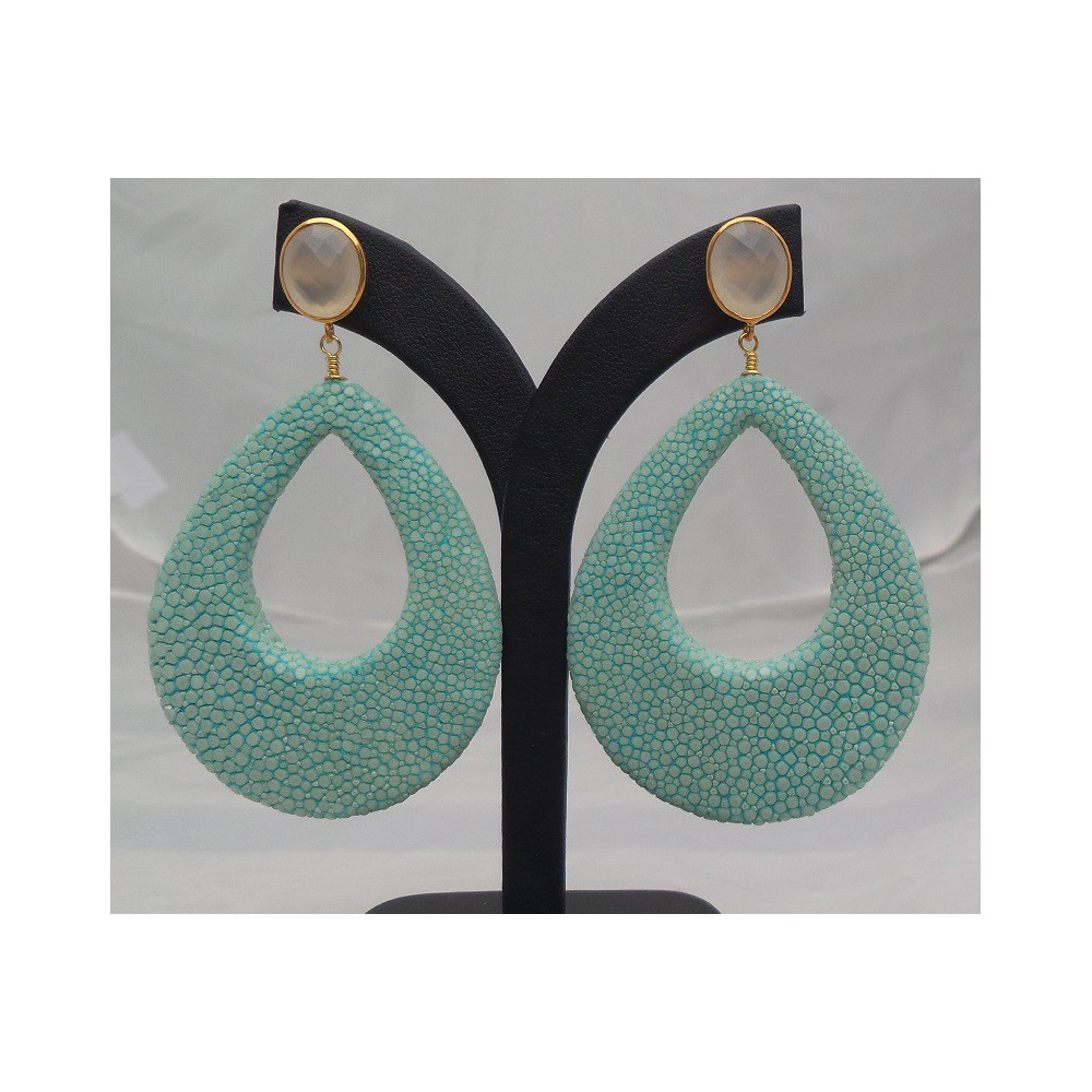 Vergulde oorbellen duppel van Turkoois blauwe Roggenleer en wit Chalcedoon 