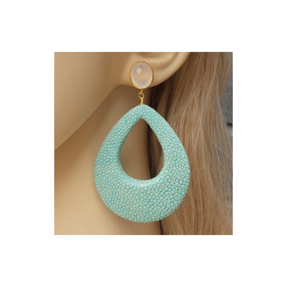 Vergulde oorbellen duppel van Turkoois blauwe Roggenleer en wit Chalcedoon 