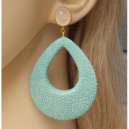 Vergulde oorbellen duppel van Turkoois blauwe Roggenleer en wit Chalcedoon 