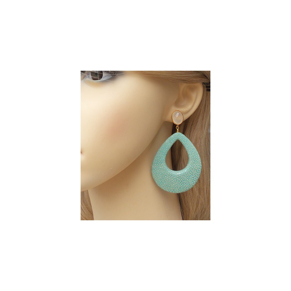 Vergulde oorbellen duppel van Turkoois blauwe Roggenleer en wit Chalcedoon 