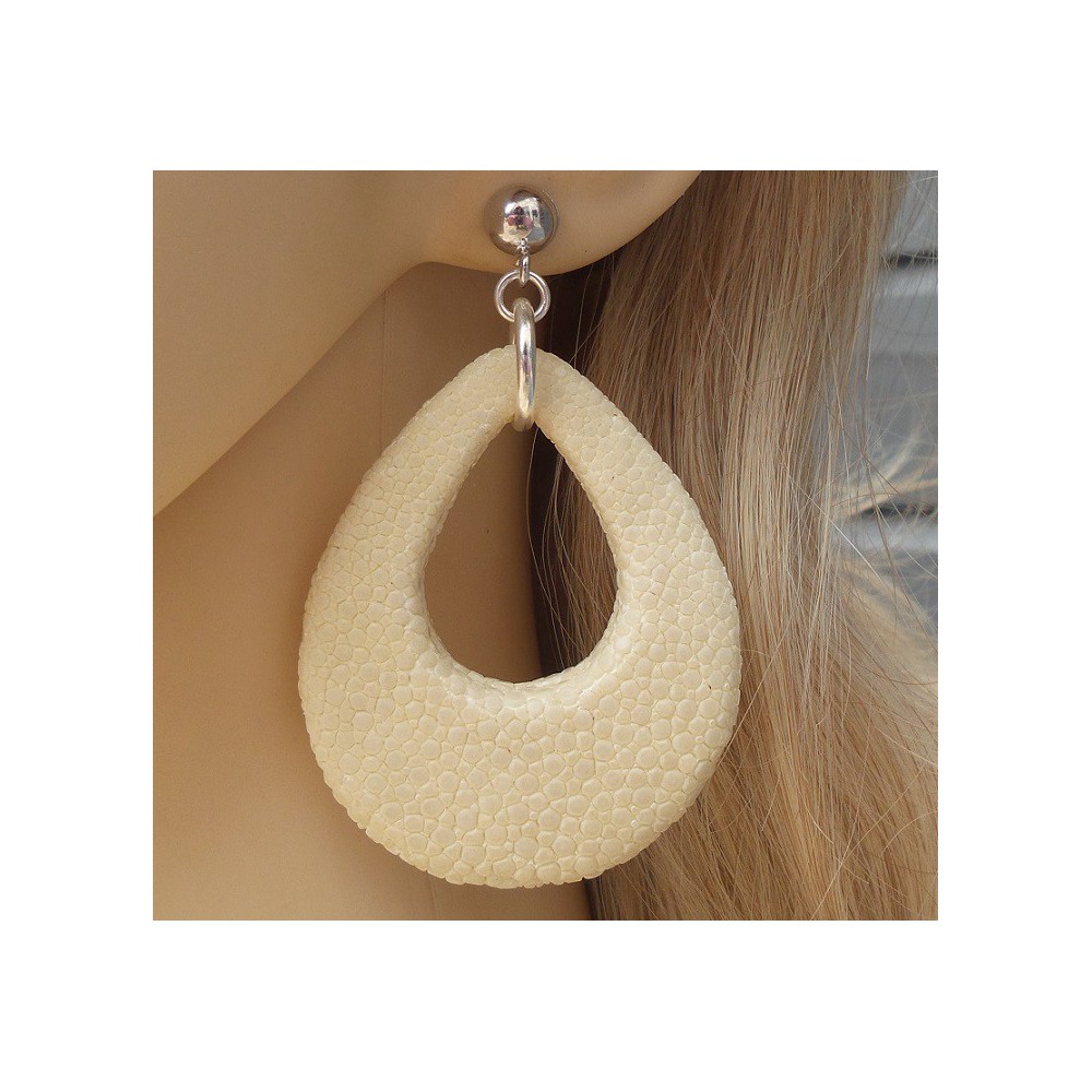 Zilveren oorbellen met druppel van crème kleurige Roggenleer 