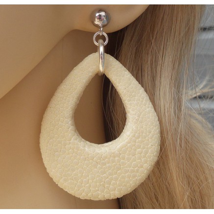 Zilveren oorbellen met druppel van crème kleurige Roggenleer 