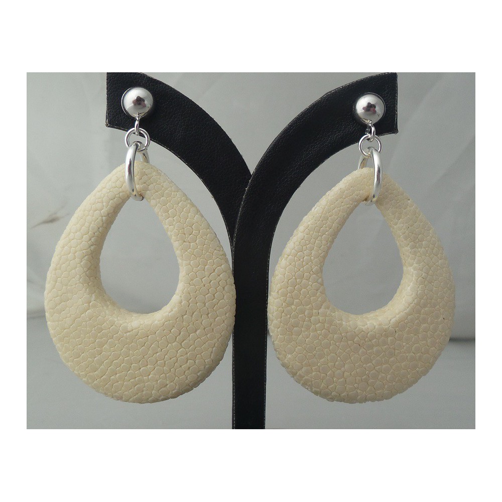 Zilveren oorbellen met druppel van crème kleurige Roggenleer 