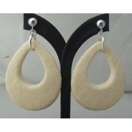 Zilveren oorbellen met druppel van crème kleurige Roggenleer 