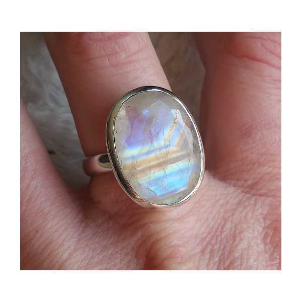 Zilveren ring gezet met ovale facet regenboog Maansteen 18 mm