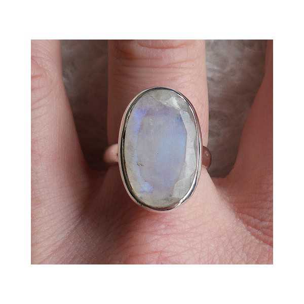 Zilveren ring met ovale facet regenboog Maansteen 18 mm