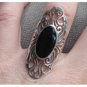 Zilveren ring met ovale Onyx open bewerkte kop 16.5 mm