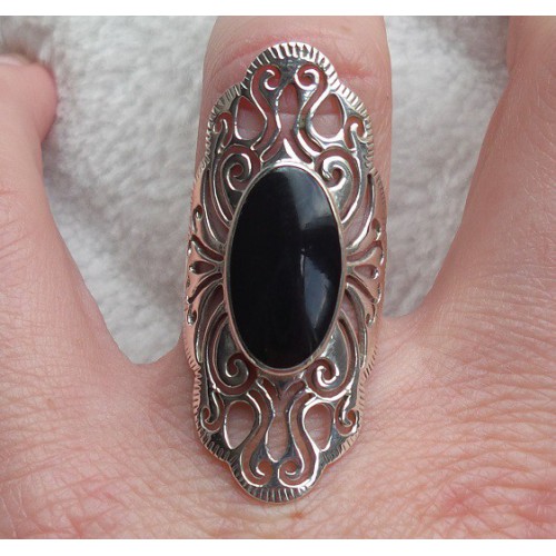 Zilveren ring met ovale Onyx open bewerkte kop 16.5 mm 