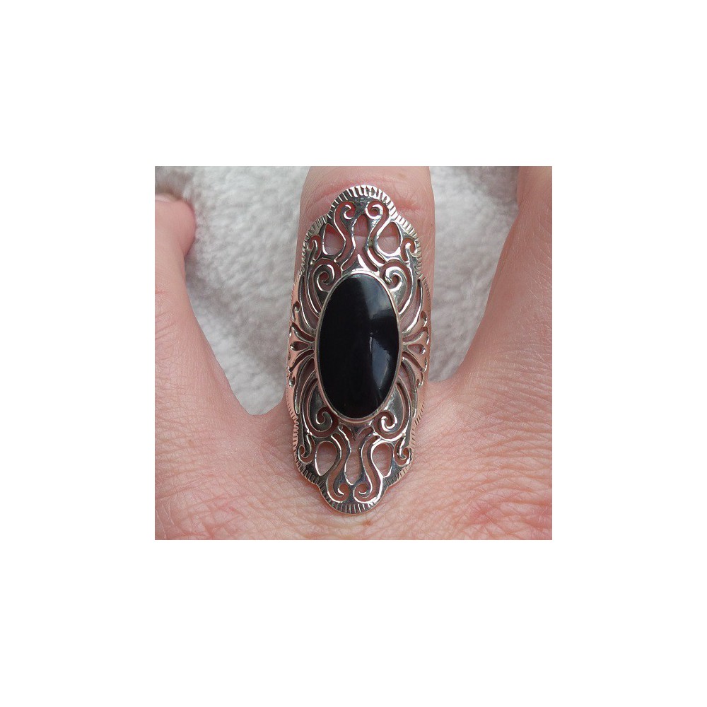 Zilveren ring met ovale Onyx open bewerkte kop 16.5 mm