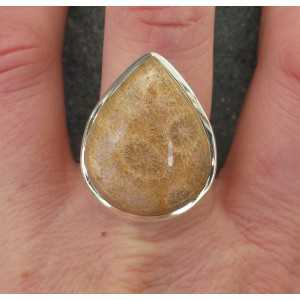 Zilveren ring gezet met druppelvorm Fossiel Koraal 19 mm 