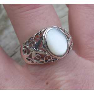Zilveren ring gezet met Parelmoer maat 19 mm
