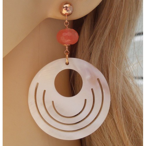 Rosé vergulde oorbellen met ronde Parelmoer en Cherry Quartz