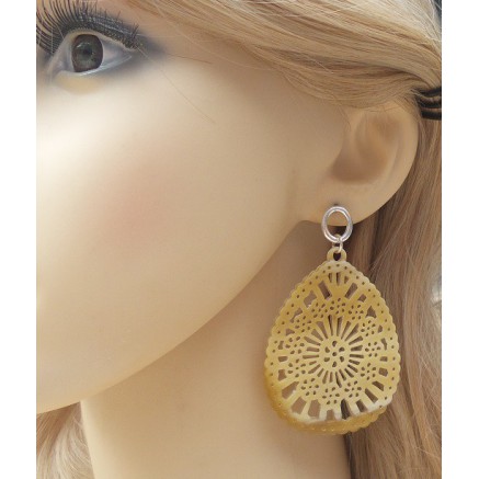 Zilveren oorbellen met uitgesneden druppel van Buffelhoorn