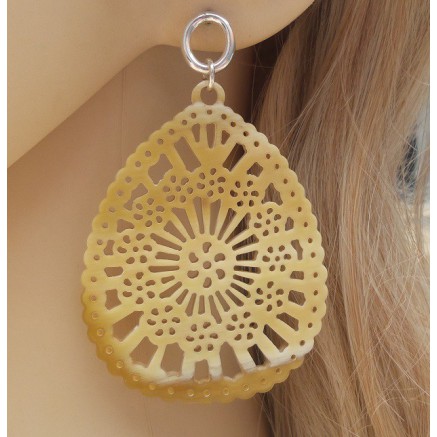 Zilveren oorbellen met uitgesneden druppel van Buffelhoorn