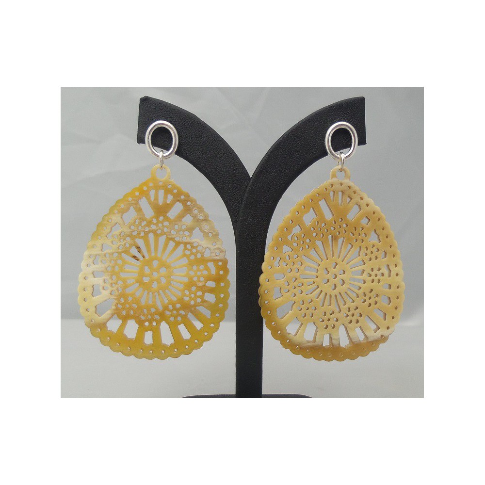 Zilveren oorbellen met uitgesneden druppel van Buffelhoorn