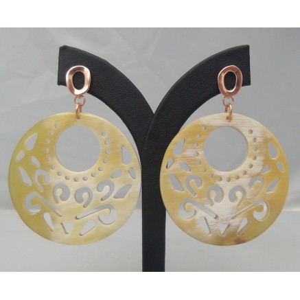 Rosé vergulde oorbellen met ronde witte uitgesneden Buffelhoorn 