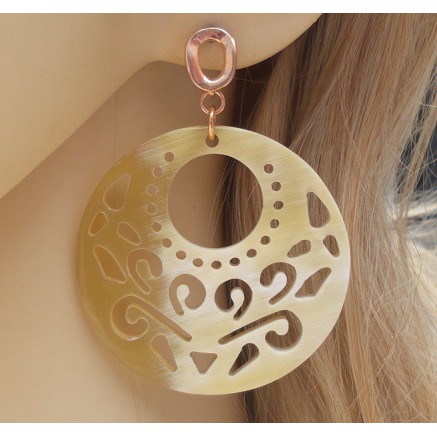 Rosé vergulde oorbellen met ronde witte uitgesneden Buffelhoorn 