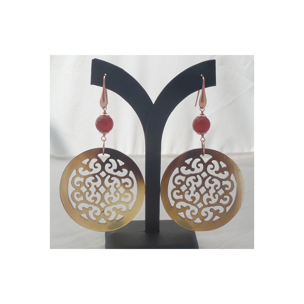 Rosé vergulde oorbellen met ronde Buffelhoorn en Carneool