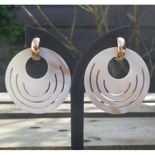 Vergulde creolen met ronde Parelmoer 