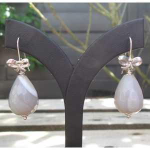 Zilveren oorbellen met licht grijze Agaat briolet 