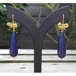 Vergulde oorbellen met briolet van smalle Lapis Lazuli