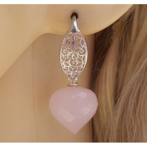 Zilveren oorbellen gezet met roze Chalcedoon onion briolet