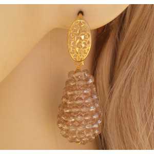 Vergoldete Ohrringe mit einem Tropfen champagnerfarbenen Kristallen