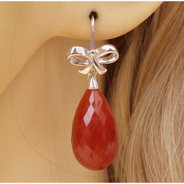Zilveren oorbellen met rode Onyx briolet