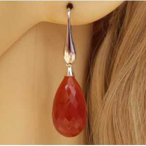 Zilveren oorbellen gezet met rode Onyx briolet