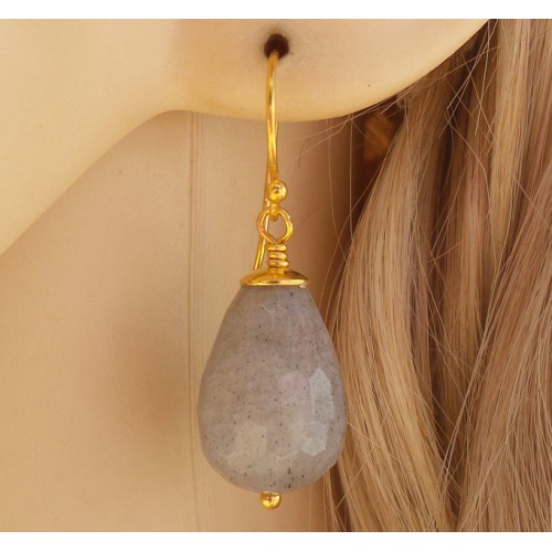 Vergulde oorbellen met facet geslepen Labradoriet briolet