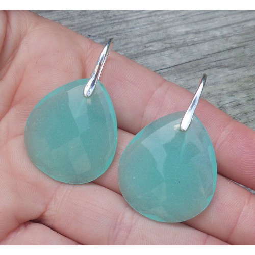 Zilveren oorbellen met aqua Chalcedoon briolet